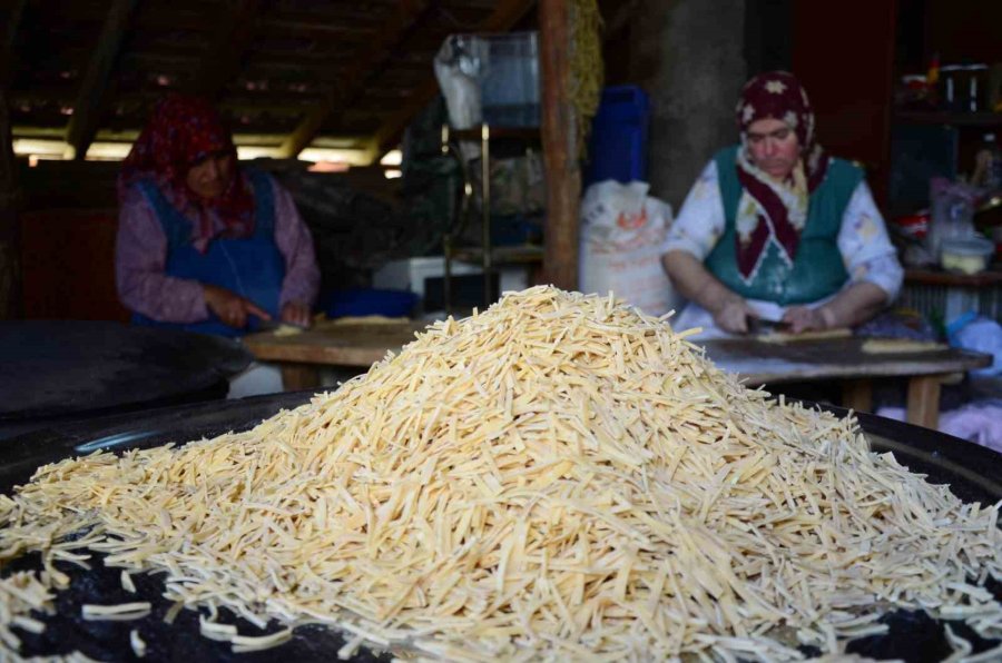 Antalyalı Kadınların İmece Usulü Kış Mesaisi