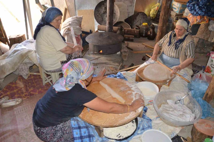 Antalyalı Kadınların İmece Usulü Kış Mesaisi