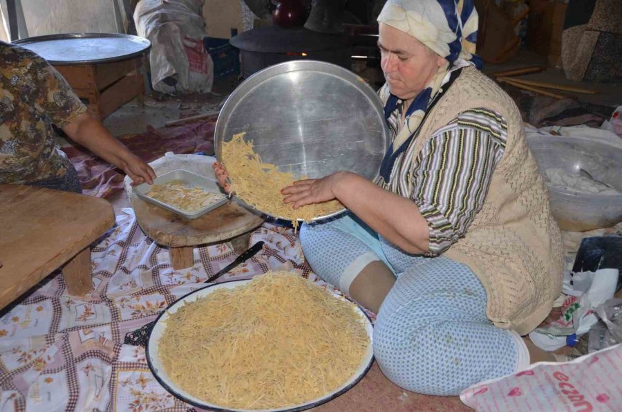 Antalyalı Kadınların İmece Usulü Kış Mesaisi