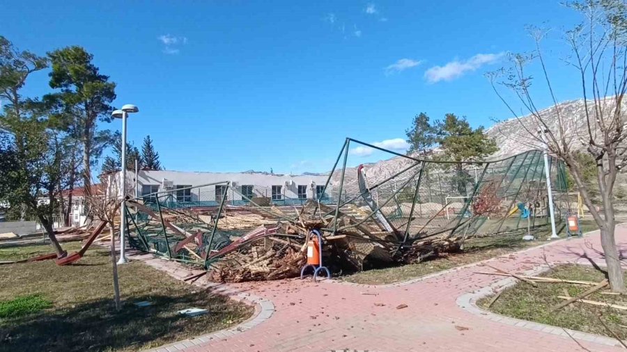 Okul, Restoran Ve Evlerin Çatıları Uçtu, Fırtına Hayatı Felç Etti