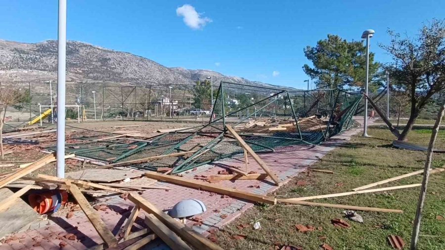 Okul, Restoran Ve Evlerin Çatıları Uçtu, Fırtına Hayatı Felç Etti