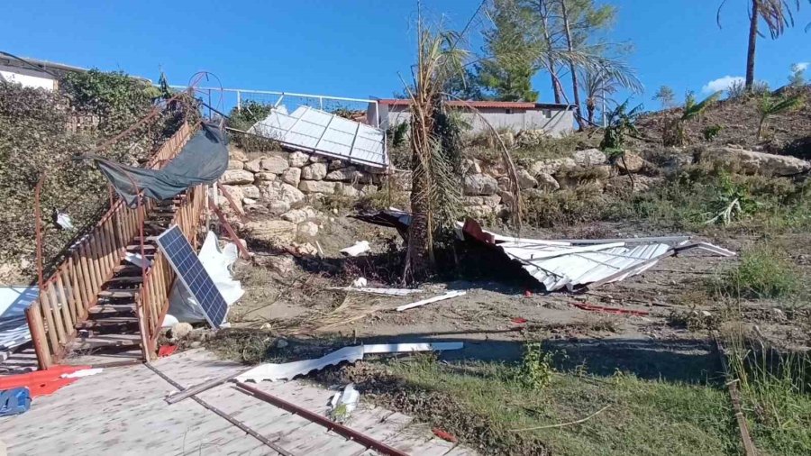 Okul, Restoran Ve Evlerin Çatıları Uçtu, Fırtına Hayatı Felç Etti