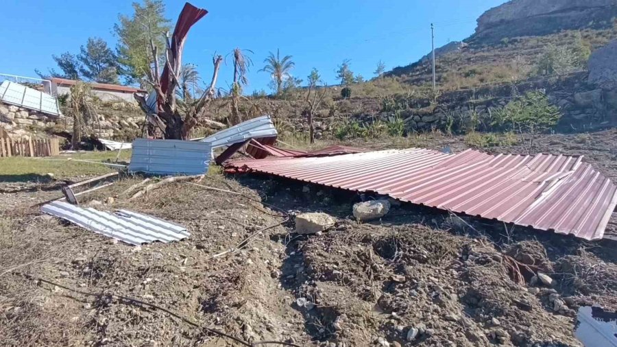 Okul, Restoran Ve Evlerin Çatıları Uçtu, Fırtına Hayatı Felç Etti