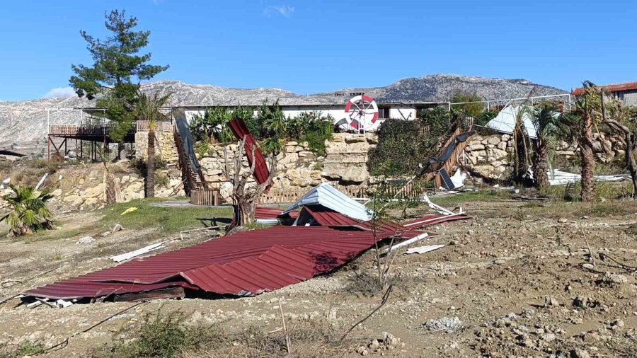 Okul, Restoran Ve Evlerin Çatıları Uçtu, Fırtına Hayatı Felç Etti