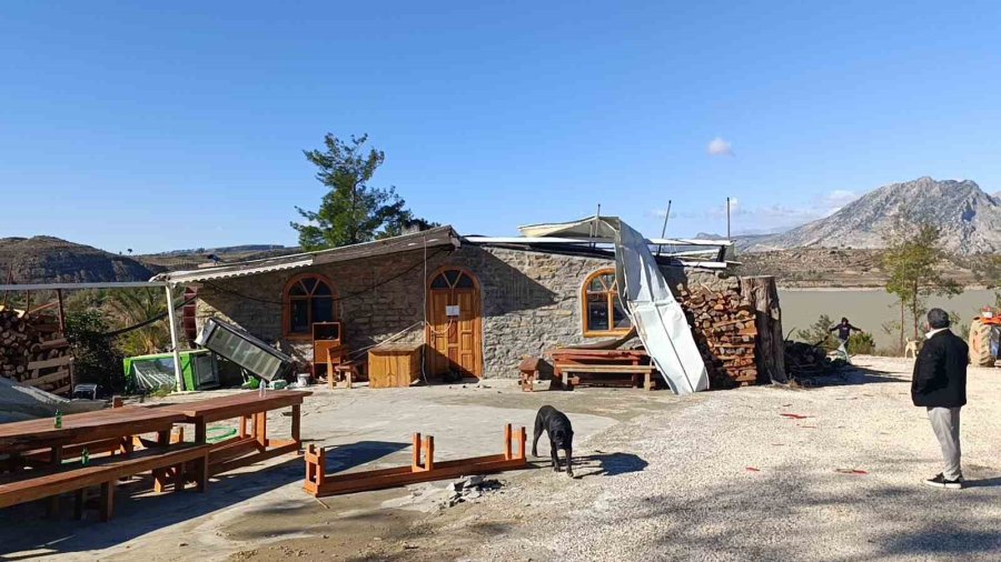 Okul, Restoran Ve Evlerin Çatıları Uçtu, Fırtına Hayatı Felç Etti