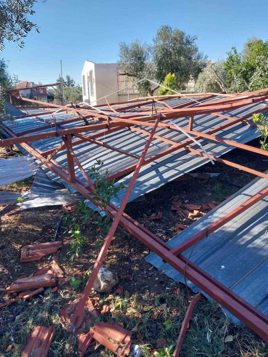 Okul, Restoran Ve Evlerin Çatıları Uçtu, Fırtına Hayatı Felç Etti