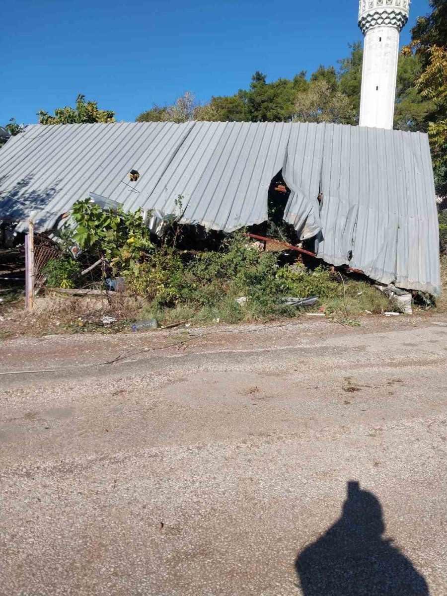 Okul, Restoran Ve Evlerin Çatıları Uçtu, Fırtına Hayatı Felç Etti