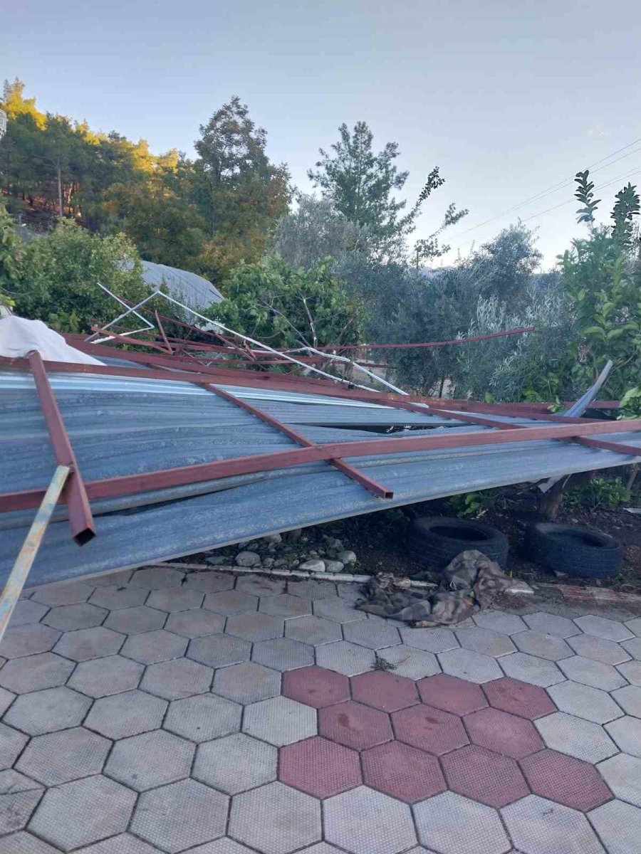 Okul, Restoran Ve Evlerin Çatıları Uçtu, Fırtına Hayatı Felç Etti