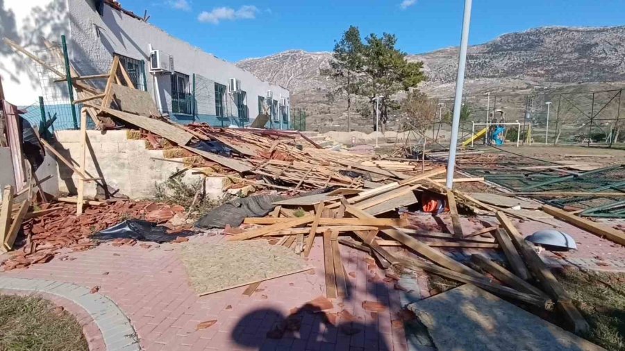 Okul, Restoran Ve Evlerin Çatıları Uçtu, Fırtına Hayatı Felç Etti