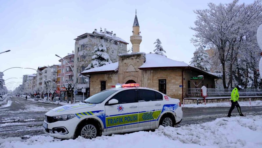 Karaman, Mevsimin İlk Karıyla Beyaza Büründü