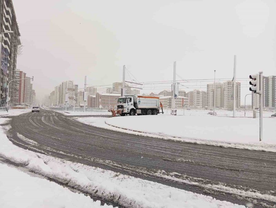 Kayseri’de Kar Temizleme Ve Tuzlama Çalışması Devam Ediyor