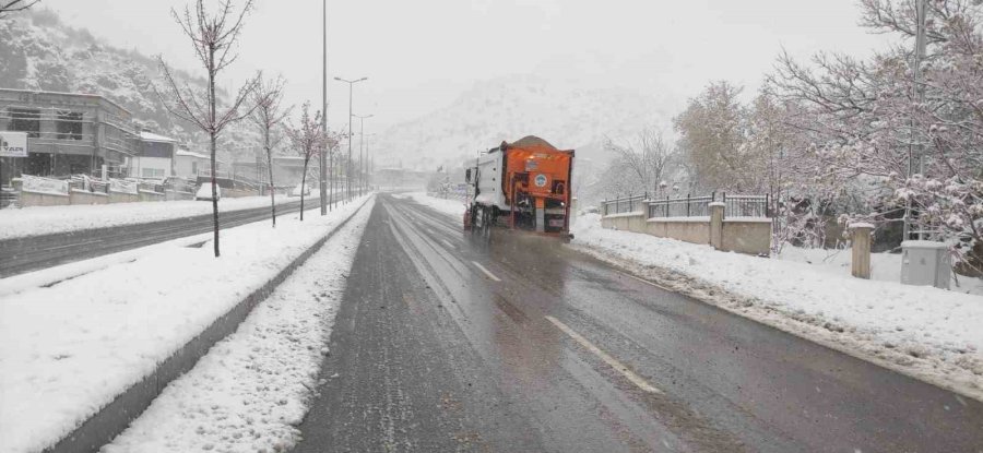 Kayseri’de Kar Temizleme Ve Tuzlama Çalışması Devam Ediyor