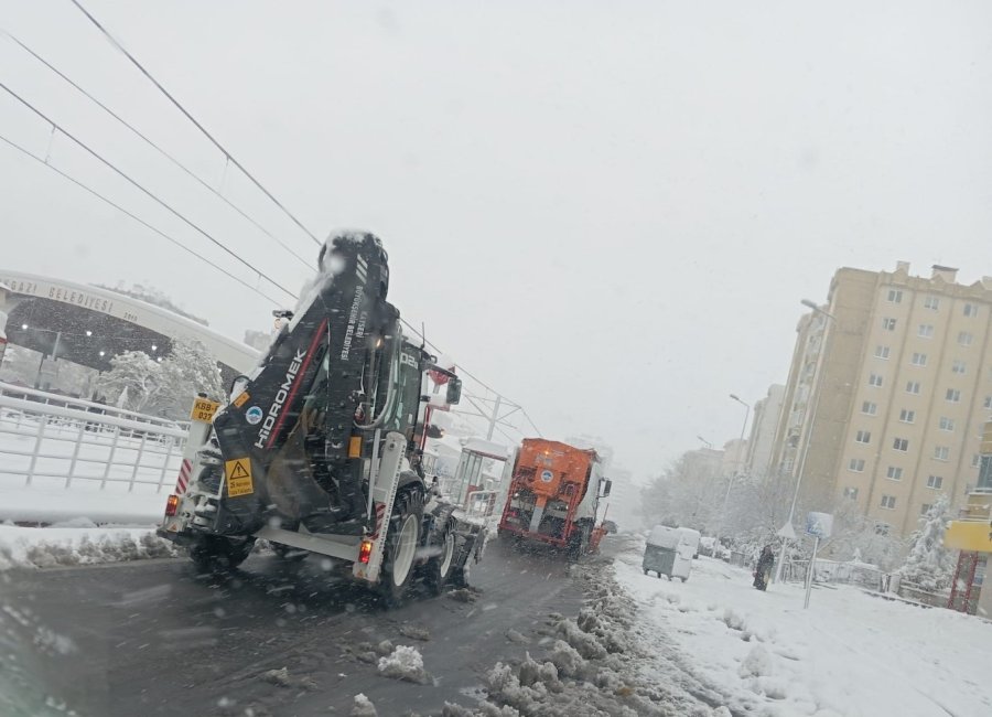 Kayseri’de Kar Temizleme Ve Tuzlama Çalışması Devam Ediyor