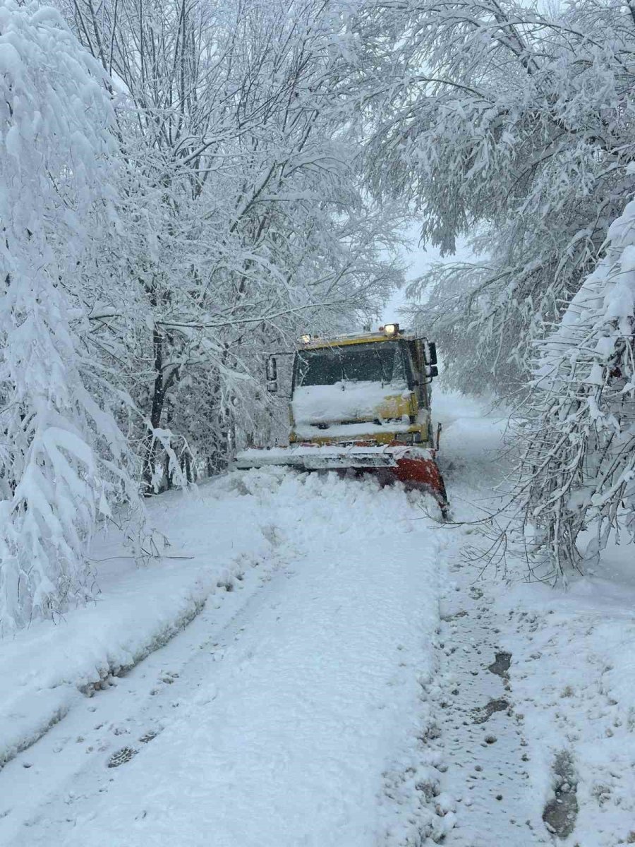 Kayseri’de Kar Temizleme Ve Tuzlama Çalışması Devam Ediyor