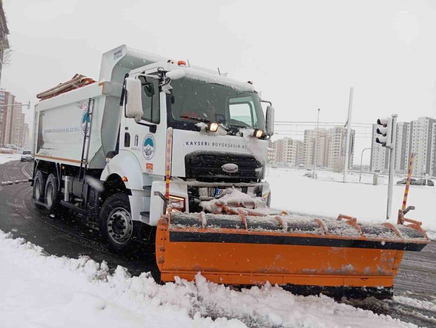 Kayseri’de Kar Temizleme Ve Tuzlama Çalışması Devam Ediyor