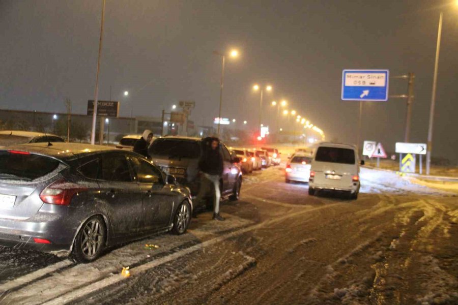 Kayseri-malatya Karayolu 8 Saattir Ulaşıma Kapalı