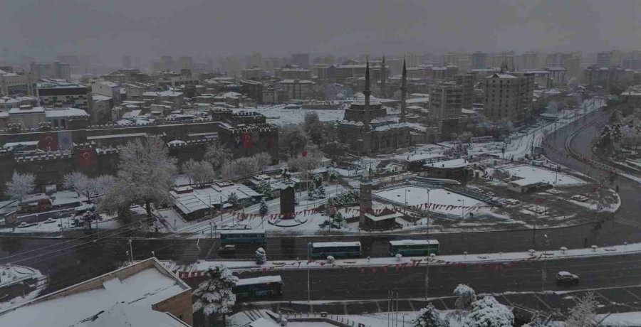 Kayseri Beyazla Kaplandı