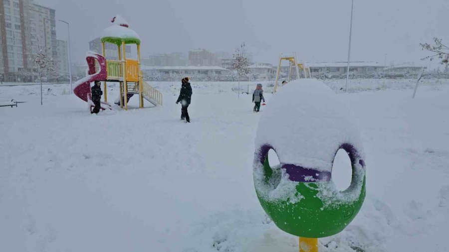 Kayseri Beyazla Kaplandı