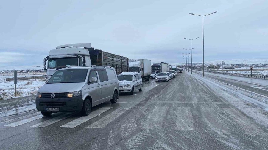 Konya’da Kar Yağışı Ve Tipi Ulaşımı Etkiliyor