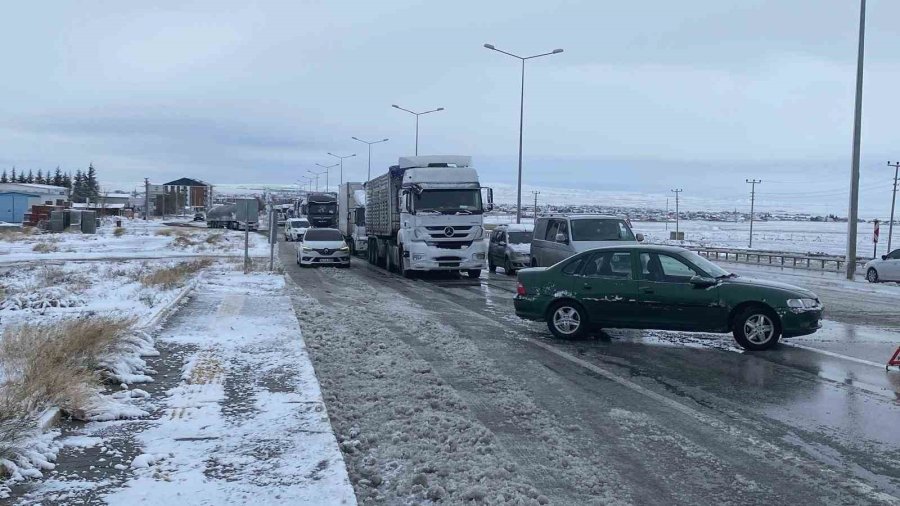 Konya’da Kar Yağışı Ve Tipi Ulaşımı Etkiliyor