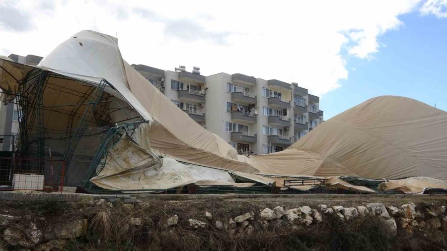 Mersin’de Fırtına Halı Sahayı Çökertti