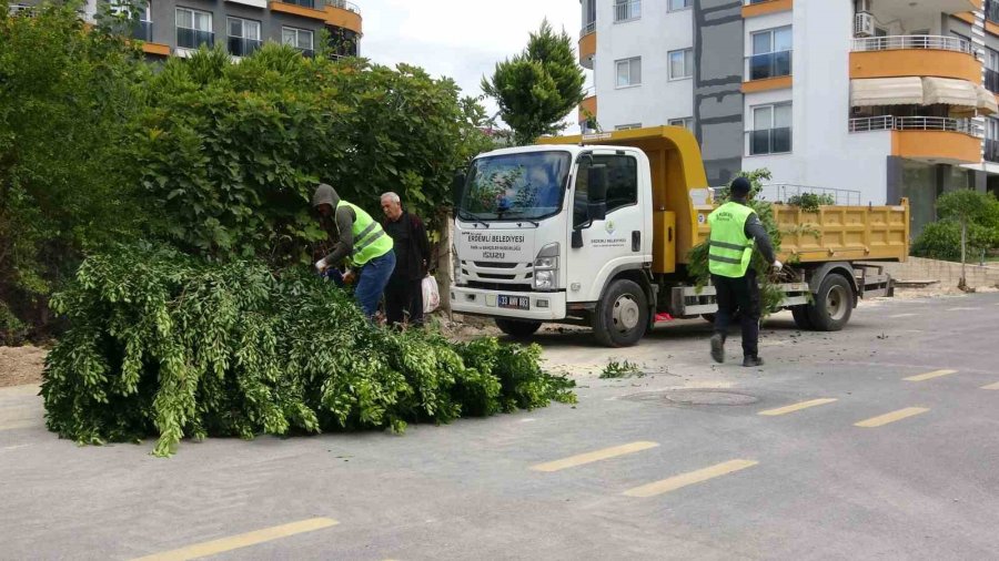 Mersin’de Fırtına Halı Sahayı Çökertti