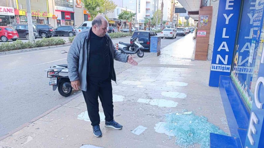 Mersin’de Fırtına Ağaçlar Devrildi, Araçlar Zarar Gördü Camlar Kırıldı