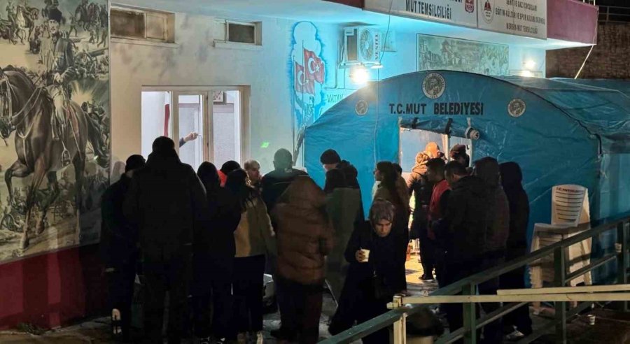 Mut Terminalinde Mahsur Kalan Yolculara Çorba Ve Çay İkramı