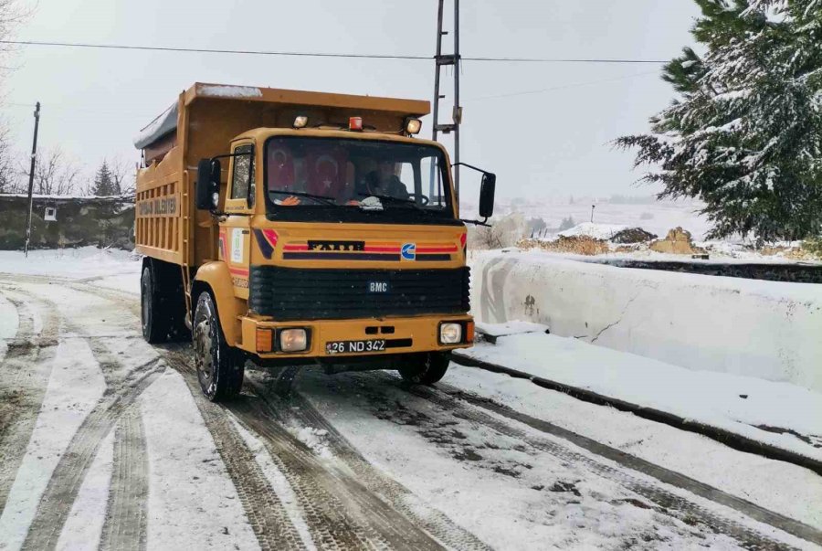 Tepebaşı’nda Kar Yağışına Hızlı Müdahale