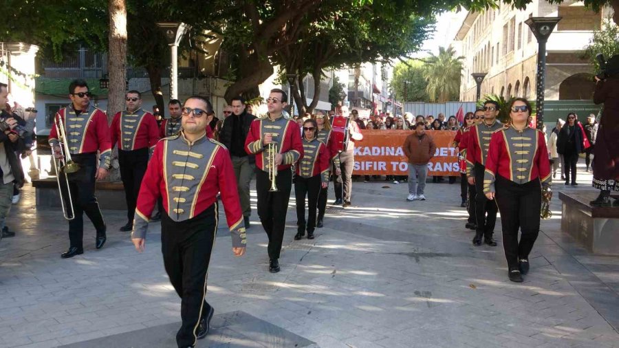 Mersinli Kadınlardan Şiddete Karşı Farkındalık Yürüyüşü