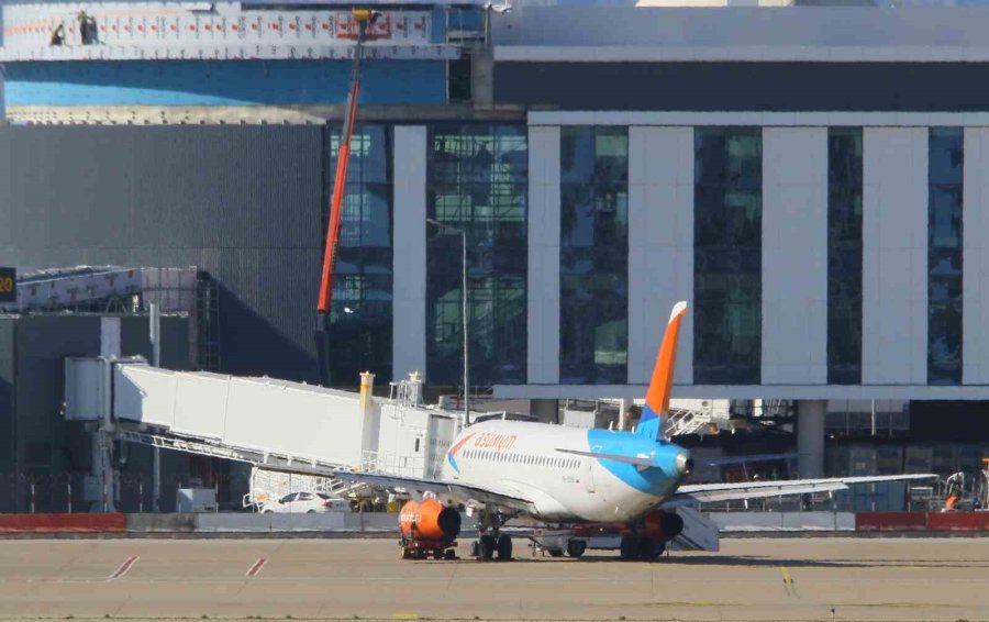 İniş Sırasında Motoru Yanan Uçak Antalya Havalimanı 2’nci Terminal’deki Park Noktasına Alındı