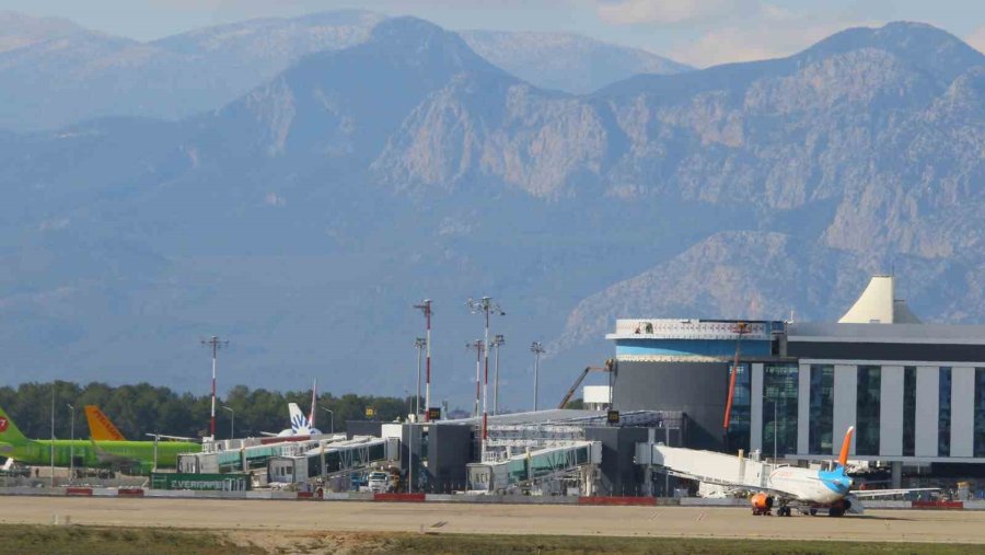 İniş Sırasında Motoru Yanan Uçak Antalya Havalimanı 2’nci Terminal’deki Park Noktasına Alındı