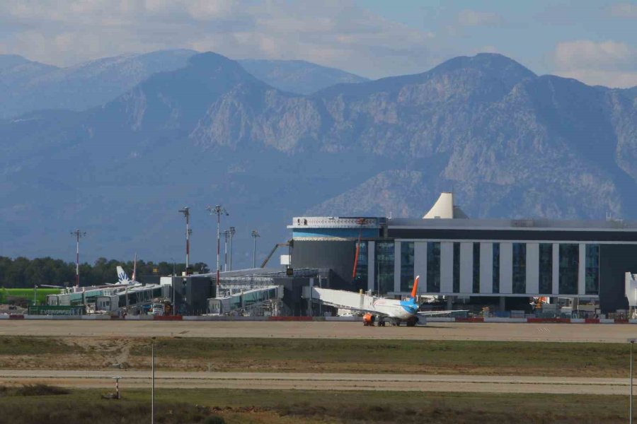 İniş Sırasında Motoru Yanan Uçak Antalya Havalimanı 2’nci Terminal’deki Park Noktasına Alındı