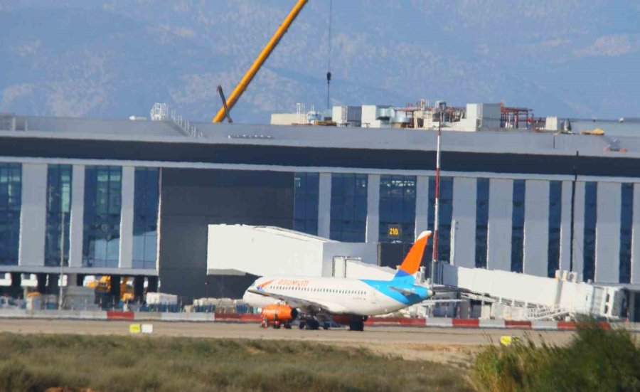 İniş Sırasında Motoru Yanan Uçak Antalya Havalimanı 2’nci Terminal’deki Park Noktasına Alındı