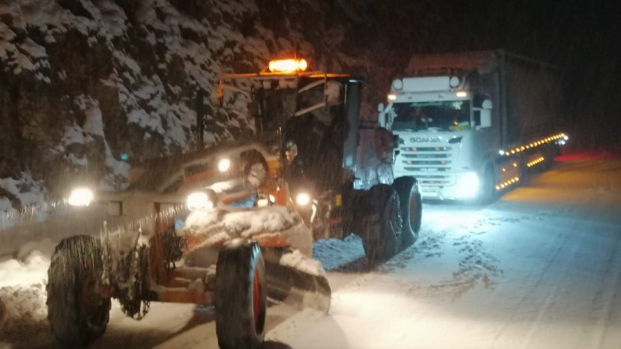 Antalya-konya Karayolu Yoğun Kar Sebebiyle Tırların Geçişine Kapatıldı