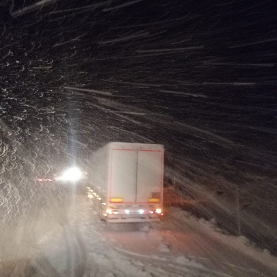 Antalya-konya Karayolu Yoğun Kar Sebebiyle Tırların Geçişine Kapatıldı