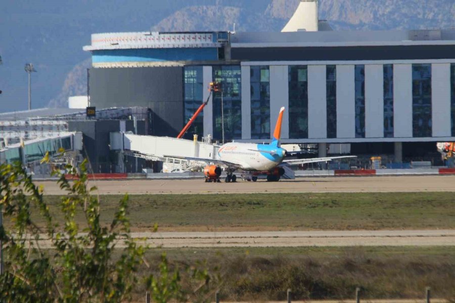 İniş Sırasında Motoru Yanan Uçak Antalya Havalimanı 2’nci Terminal’deki Park Noktasına Alındı