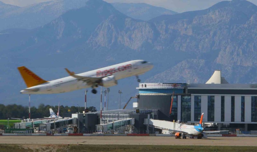 İniş Sırasında Motoru Yanan Uçak Antalya Havalimanı 2’nci Terminal’deki Park Noktasına Alındı