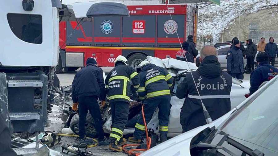 Kamyonla Otomobil Kafa Kafaya Çarpıştı: 1 Kişi Öldü