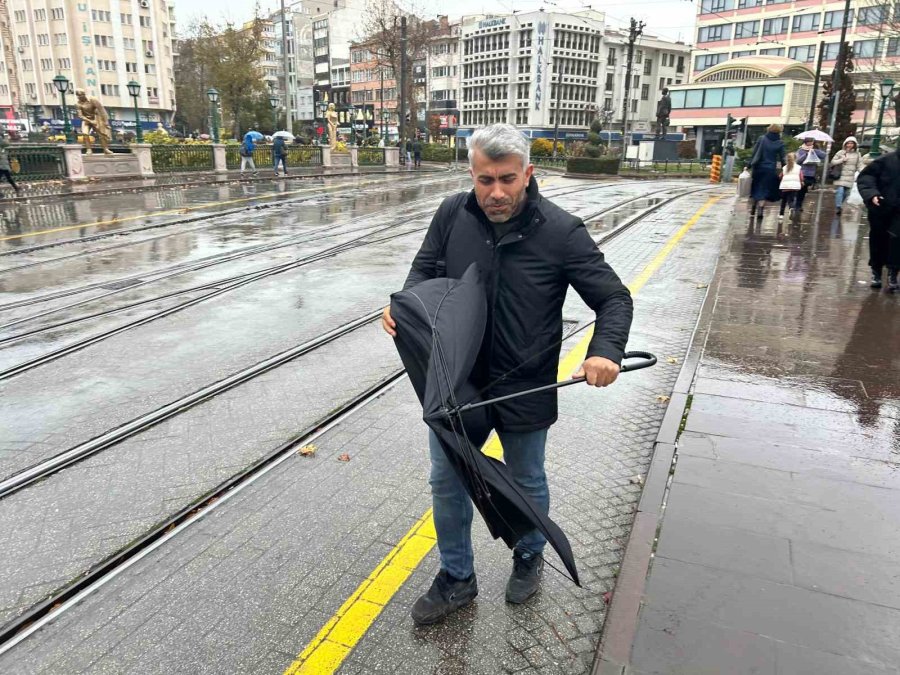 Fırtınalarda Kırılan Şemsiyeler Tamircilerde Yoğunluğa Sebep Oldu