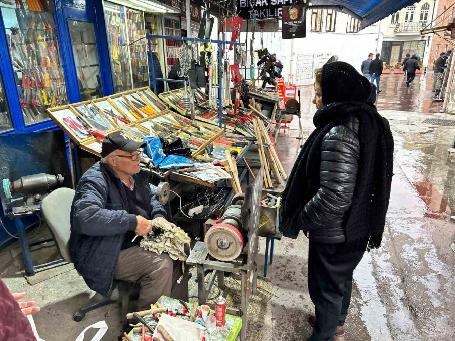 Fırtınalarda Kırılan Şemsiyeler Tamircilerde Yoğunluğa Sebep Oldu