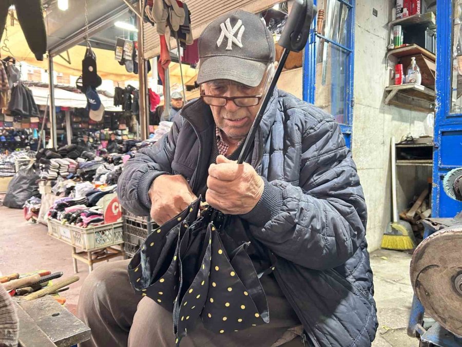 Fırtınalarda Kırılan Şemsiyeler Tamircilerde Yoğunluğa Sebep Oldu