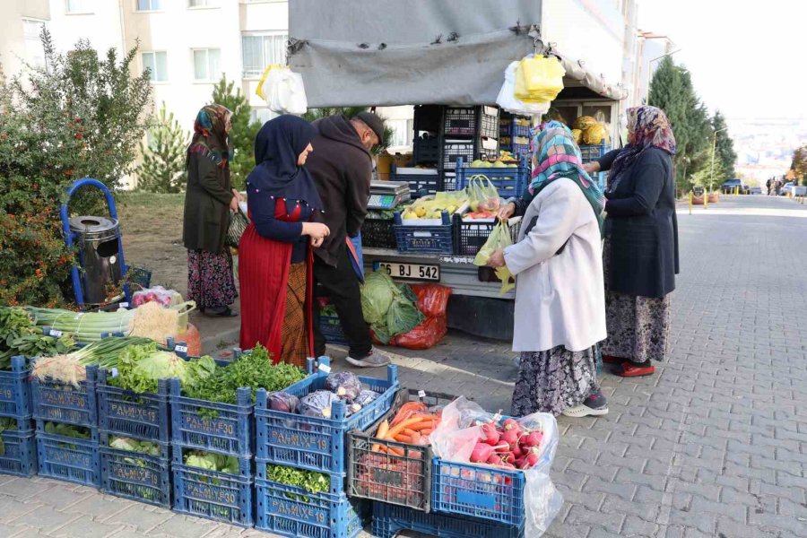 Seyyar Manav Ve Fırın Sayesinde İhtiyaçlarını Karşılıyorlar