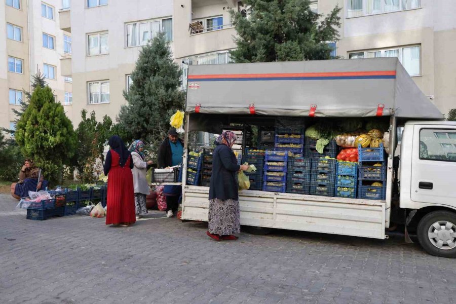 Seyyar Manav Ve Fırın Sayesinde İhtiyaçlarını Karşılıyorlar