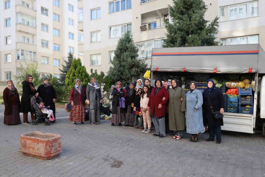 Seyyar Manav Ve Fırın Sayesinde İhtiyaçlarını Karşılıyorlar