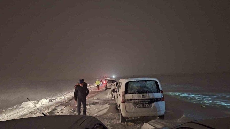 Kayseri’de Tipi Nedeniyle Yolda Mahsur Kalan 100’ü Aşkın Vatandaş Kurtarıldı