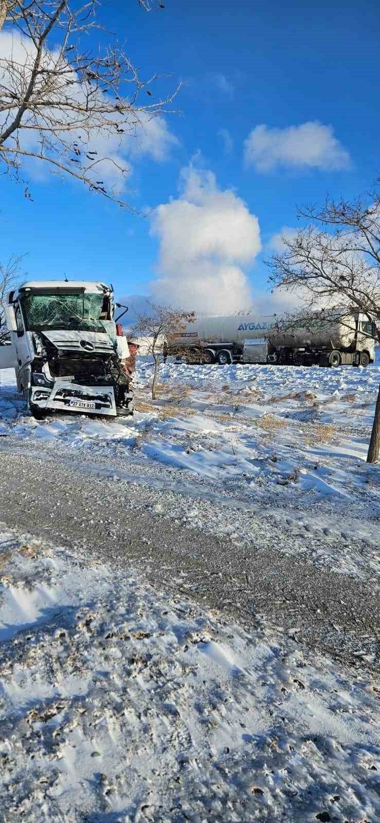 Tır, Tankere Arkadan Çarptı: 2 Yaralı