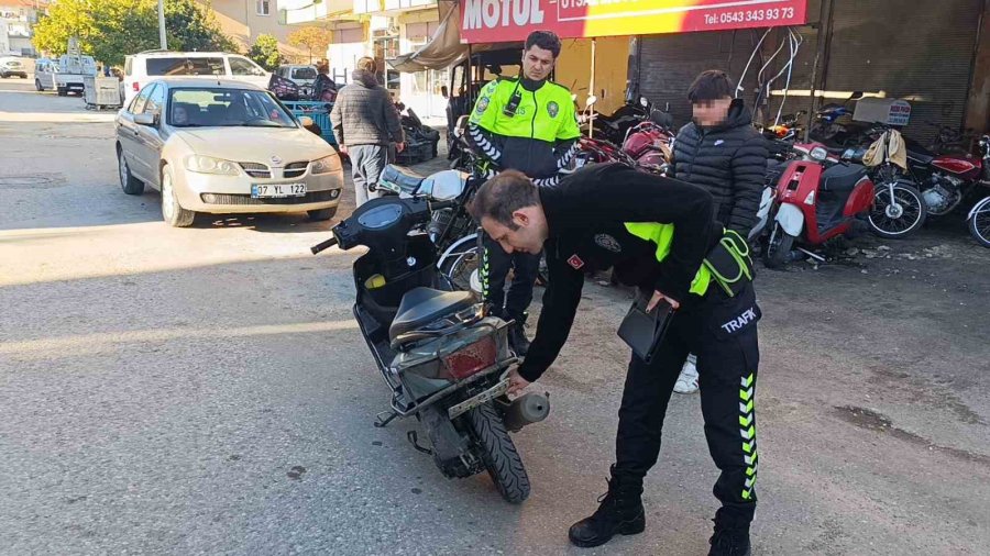 Afacanların Düzenekli Plakayla Motosiklet Turu Polise Takıldı