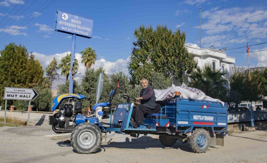 Mersin’de Belediyeden Üreticilere Yem Desteği