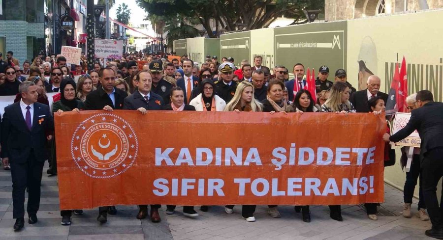 Mersinli Kadınlardan Şiddete Karşı Farkındalık Yürüyüşü